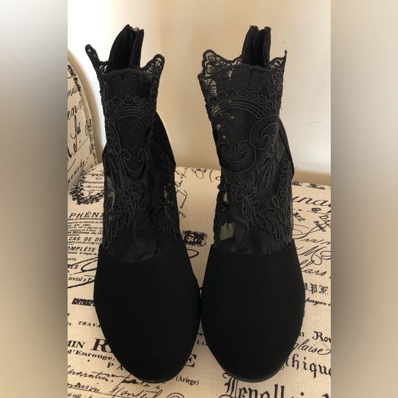 Boots; Lace Midfoot; Block Heel; Fabric Upper; Back Zipper; Black - Picture 6 of 9